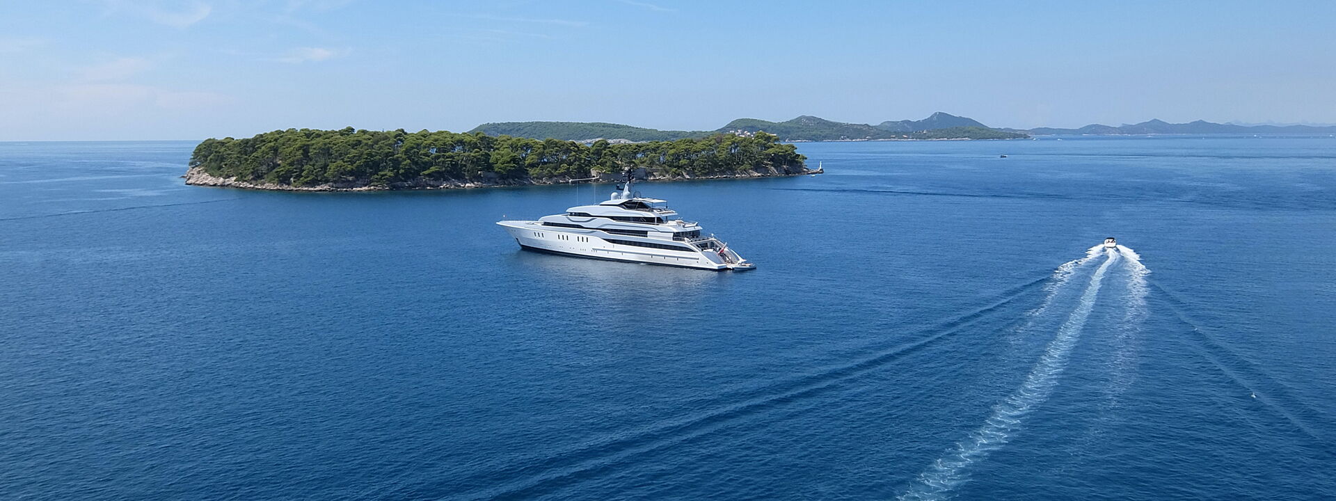 White yacht on sea under blue sky | Exclusive Megayacht Insurance via Hanseatic Yacht Brokers